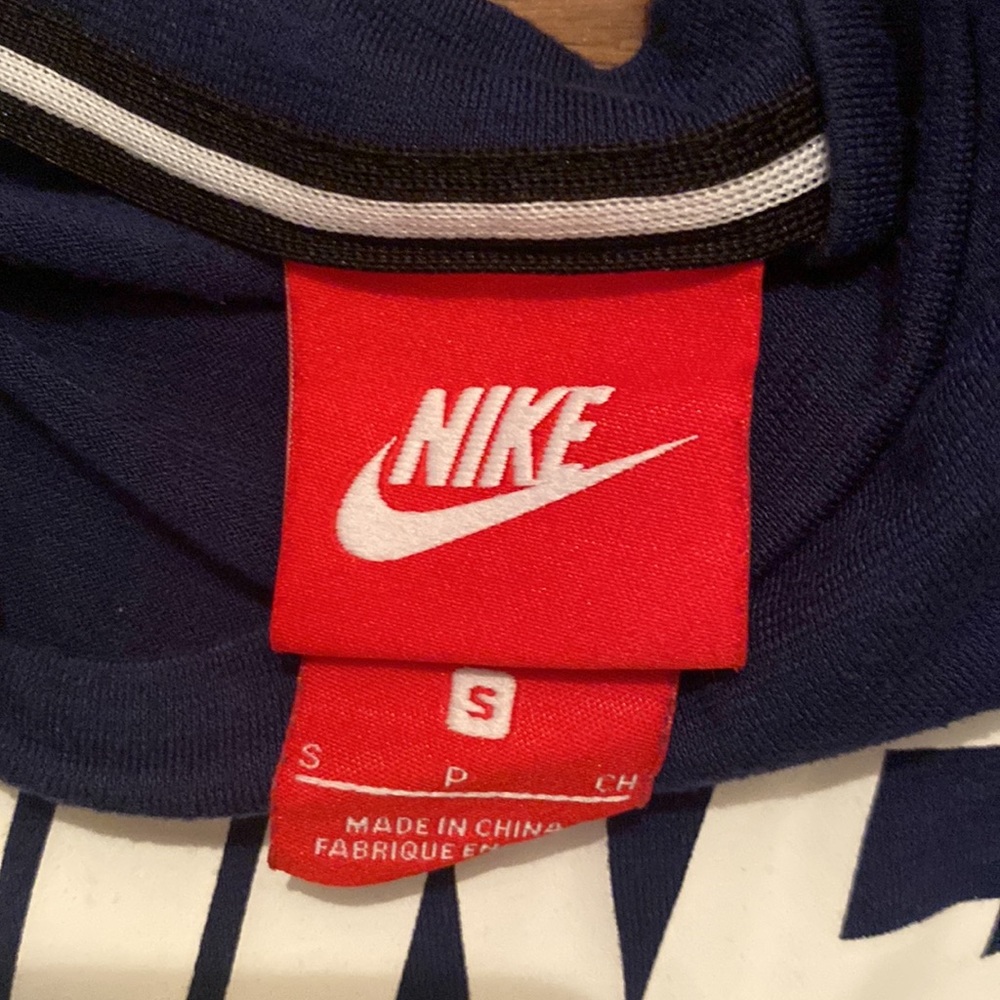 Nike - Picture 3 of 5